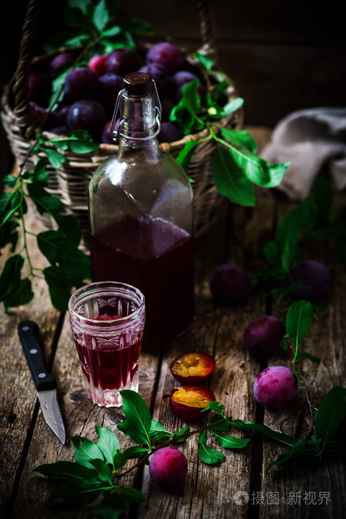 梅花酒的酒杯. 风格复古.选择性聚焦