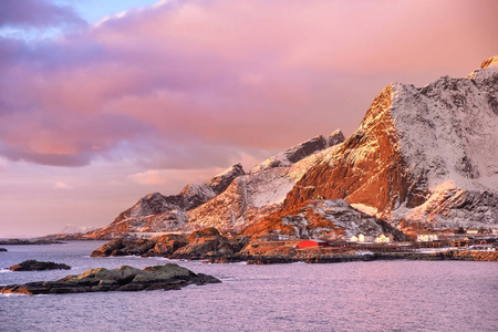 山在罗弗敦海岛海湾。日出时的自然景观