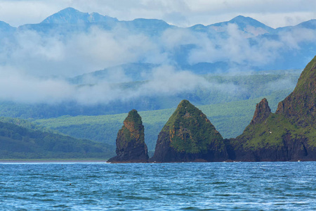 在太平洋的阿瓦恰湾的岩石。堪察加半岛海岸