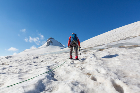 男子爬上高山