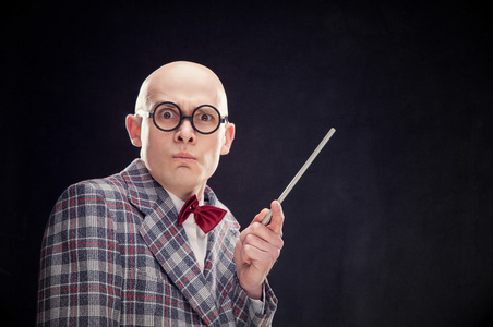 秃头的白种人教授或弓和眼镜领带点贴在黑板上用副本空间上的老师照片