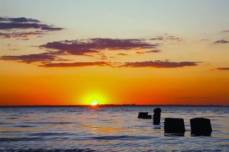 海在黄昏的夕阳的天空