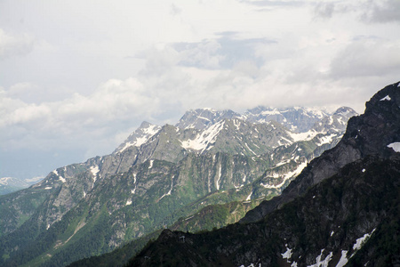 美丽的山风景与雪