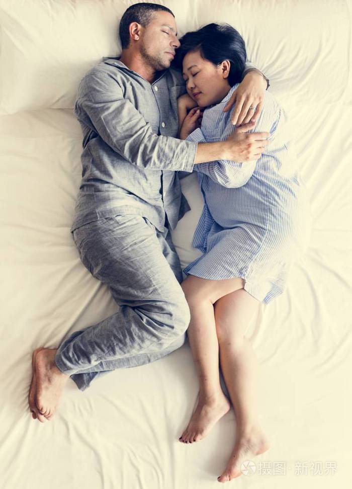 在床上睡在一起的异族情侣
