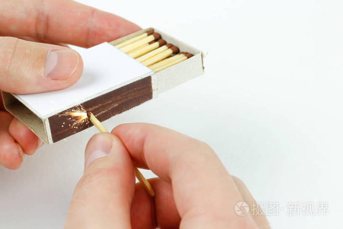 特写室外白盒子的比赛手上点燃一根火柴