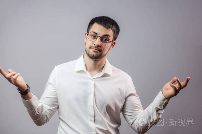 一个漂亮的商人抱着他的胳膊