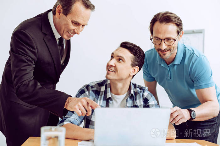 友好的同事帮助解决问题照片-正版商用图片0qwpnz-摄图新视界