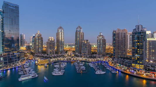 迪拜滨海摩天大厦 aeral 天到夜过渡 timelapse, 港口与豪华游艇和滨海长廊, 迪拜, 阿拉伯联合酋长国。照亮的塔和