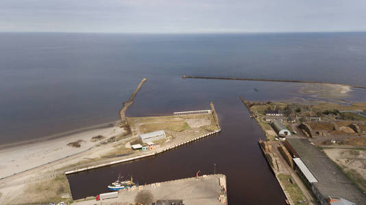 港湾 Roja 拉脱维亚农村无人机顶视图的鸟瞰图