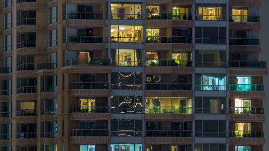 迪拜, 阿联酋大约 2018年3月 在傍晚 timelapse 的摩天大楼的风景闪闪发光的窗口。现代住宅高层建筑在迪拜码头的