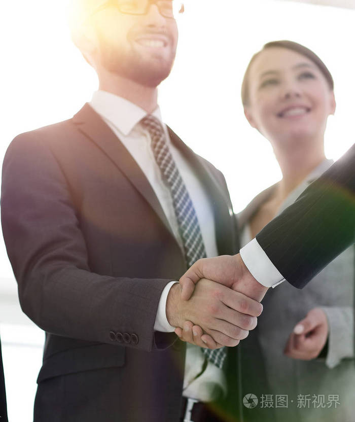 商界领袖与投资者握手
