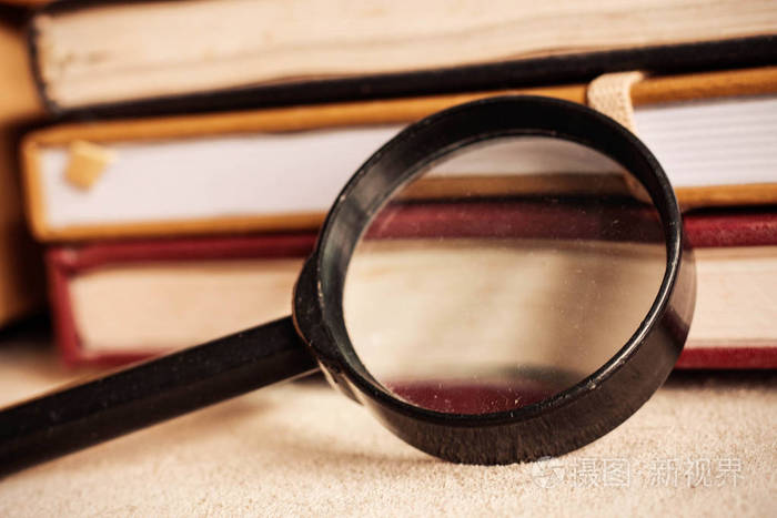 桌上的旧放大镜