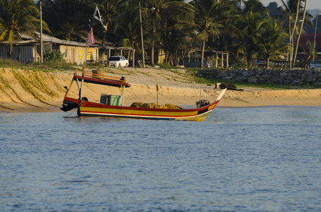美丽的风景，传统渔民船停泊在美丽的大海视图和桑迪海滩下阳光灿烂的日子