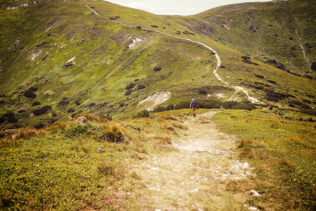 背着背包旅行爬上山路