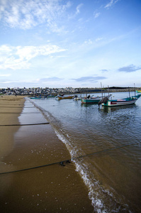 美丽的自然, 传统的渔船停泊在美丽的海景和沙滩. 海浪拍打海滩