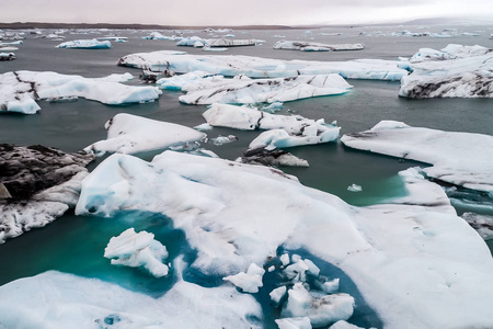 鸟瞰的冰山漂浮在 Jokulsarlon 泻湖所以