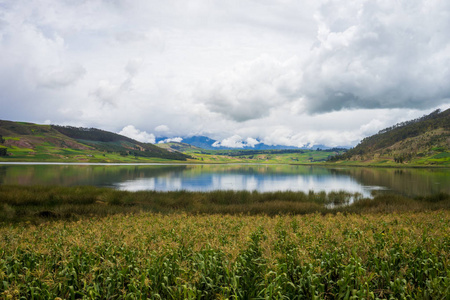 在秘鲁安第斯山脉的天然湖泊