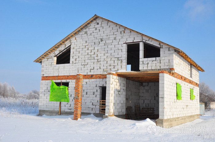 新房屋建设从蒸压加气混凝土砌块.冬天房子施工现场