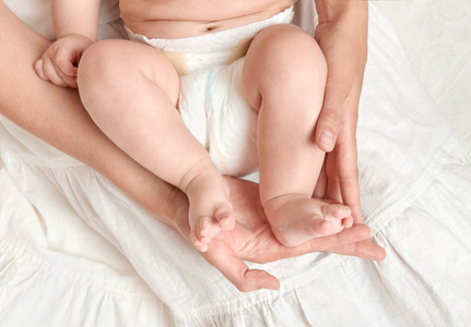 妈妈手 卫生保健和医学概念 身体和皮肤的婴儿脚