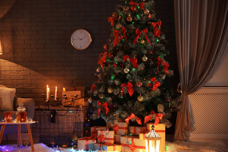 时尚房内装饰圣诞树