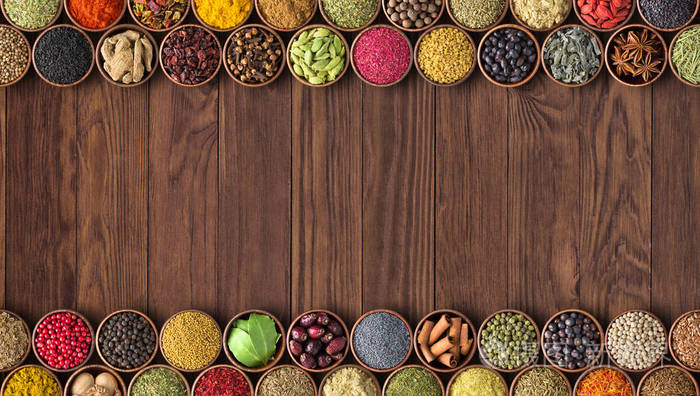 各种香料和配料的背景.五颜六色的调味料, 印度食物