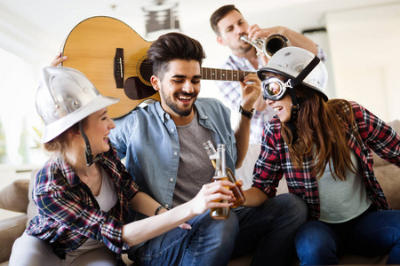 性格开朗的年轻朋友在一起聚会，或弹奏乐器