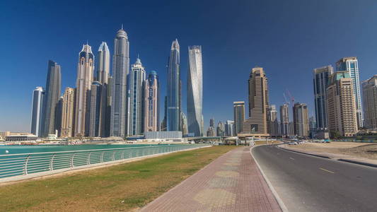 迪拜滨海最高的摩天大楼, 有小船 timelapse hyperlapse, 地平线, 海景, 阿拉伯联合酋长国的景观。晴天的蓝