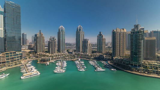迪拜滨海摩天大厦 aeral 整天 timelapse 直到日落, 港口与豪华游艇和滨海长廊, 迪拜, 阿拉伯联合酋长国。阴影移