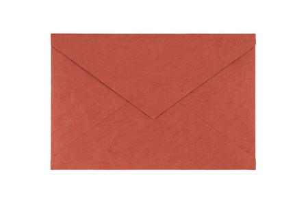 从天然纤维纸上白色 bac 孤立的红色信封
