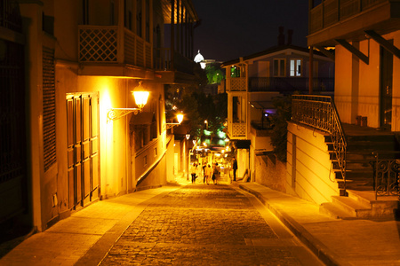 在历史区的第比利斯旧街夜景图片