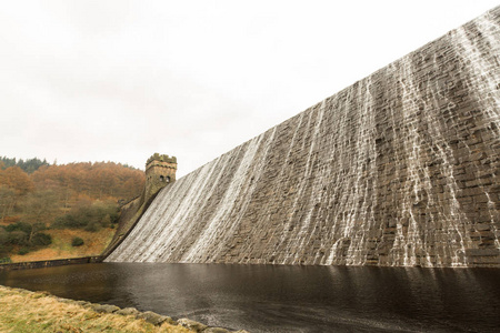 水从 Ladybower 水库德文特大坝下瀑布。近谢菲尔德, 在高峰区, 德比郡, 英国, 英国