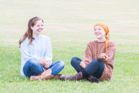 两个女孩坐在草地上
