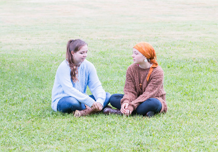 两个女孩坐在草地上