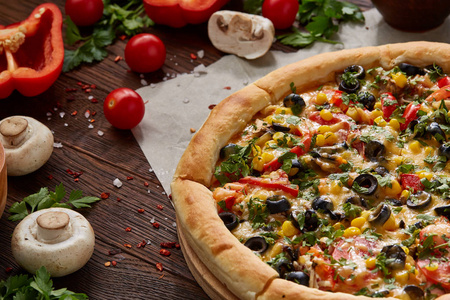 披萨还活着新鲜烘焙比萨饼及其在木质背景下的成分