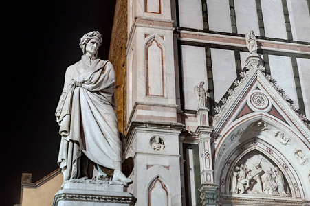 意大利佛罗伦萨圣十字教堂前的意大利诗人但丁雕像