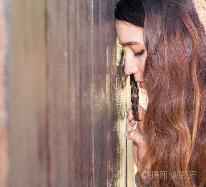 仰头到门口和掌握该句柄.机智