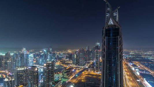 迪拜市中心摩天大楼夜 timelapse 现代塔全景从顶部在迪拜, 阿拉伯联合酋长国。交通在酋长扎耶德路附近商业海湾