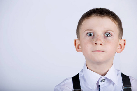 倔强倔强的小男孩,孩子与宽睁开的眼睛照片