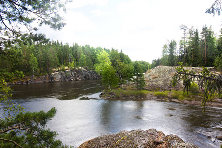 芬兰 Kymijoki 河水域夏季景观