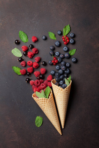 冰淇淋锥体与浆果。顶部视图