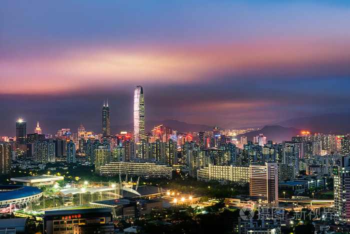 在夜晚的深圳市，中国的城市景观