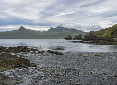 风景秀丽的 Hornbjarg 峭壁在西部峡湾, 遥远的自然保护区 Hornstrandir 在冰岛, 岩石卵石海岸与鸟峭壁岩石