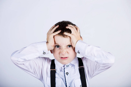 强调在遇到问题的小男孩照片