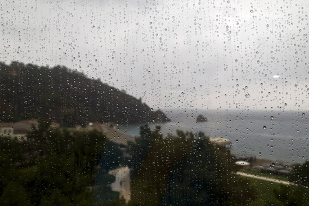 洪水预警窗外的海滩上的雨天景色照片