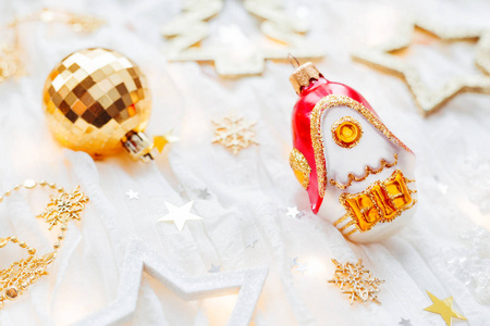 圣诞节和新年假期的背景与装饰和灯泡。金色闪亮的球和房子, 雪花和星星五彩纸屑