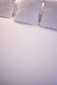 现代简约豪华五星级酒店床棉床单和枕头盒盖干净为客人准备
