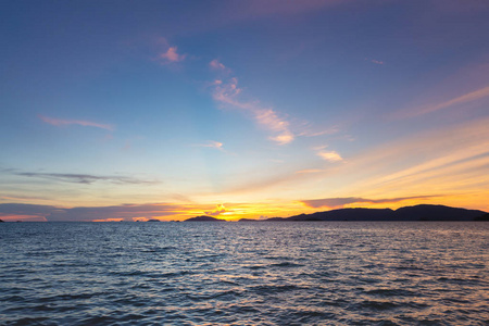 日落的天空和大海.有橙色和蓝色云彩的海滨日落.