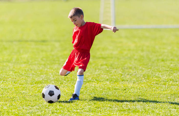孩子足球-足球场儿童球员比赛
