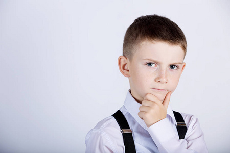 思维儿童肖像的深深思考手托住下巴有一个小男孩照片