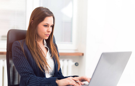 上班聊天的女人在办公室上班的女人照片